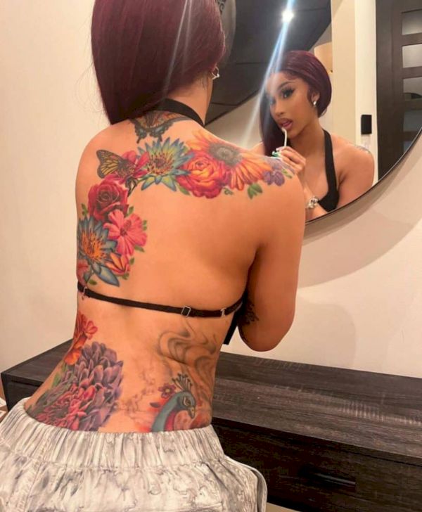   Cardi B tatuaż na plecach