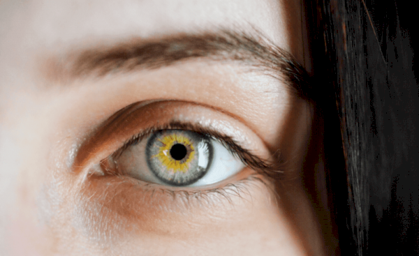   Orieškovo-hnedé oči